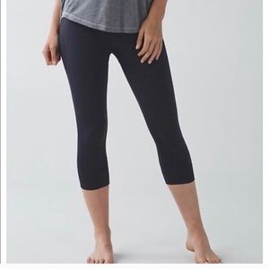 Lulumon Seamlessly Street Crops